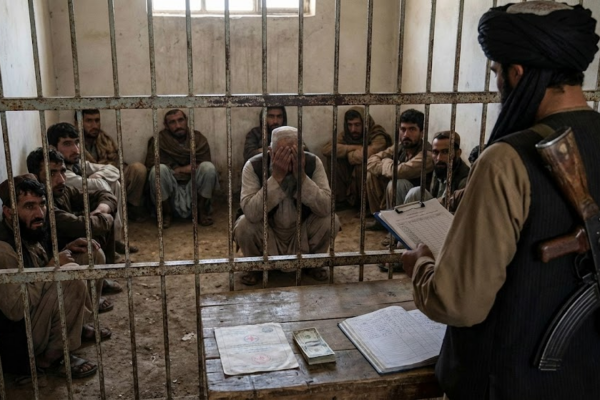 طالبان برای دریافت دالر آمریکا مردم را زندانی میکنند
